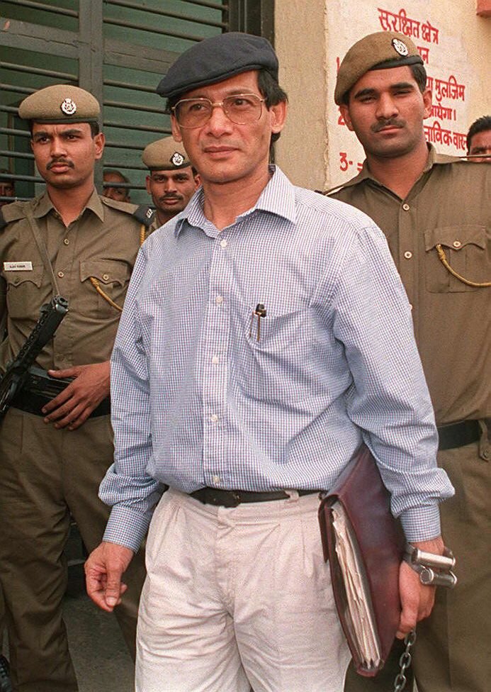 photo prise le 12 avril 1994 de Charles Sobhraj, le plus cÈlËbre prisonnier d'Inde, accusÈ d'avoir droguÈ et tuÈ de nombreux touristes en Asie au dÈbut des annÈes 1970, se rendant au tribunal de New Delhi pour y Ítre jugÈ pour son Èvasion spectaculaire de la prison de Tihar de New Delhi en 1986. AgÈ de 52 ans, Charles Sobhraj, qui a passÈ 21 ans de prison en Inde, a affirmÈ, le 12 fÈvrier, qu'il serait bientÙt libre et qu'il escomptait signer un contrat de 15 millions de dollars pour un film sur sa vie. 
 / AFP PHOTO / RAVI RAVEENDRAN