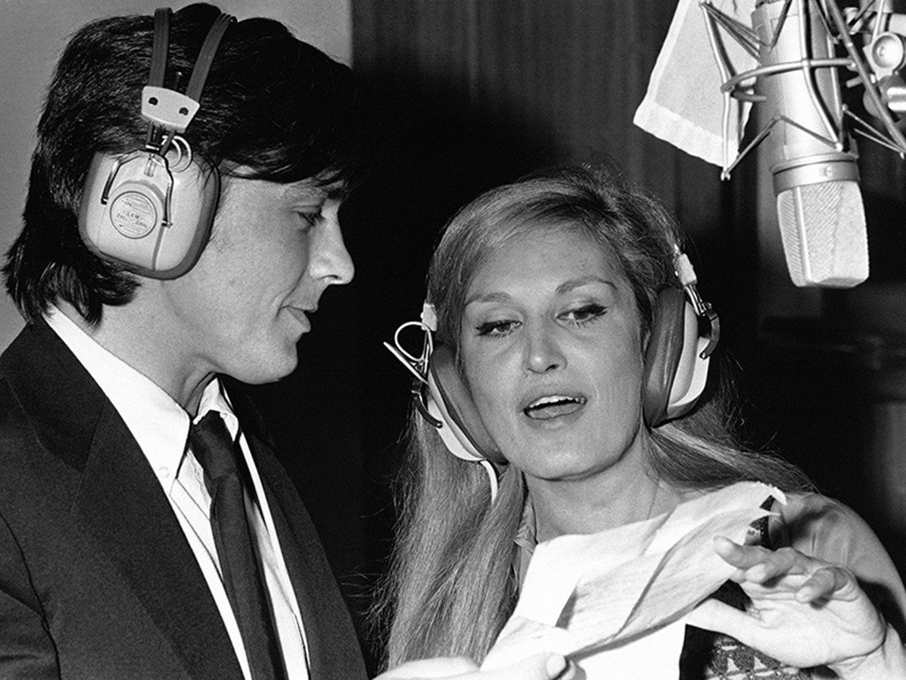 Alain Delon et Dalida enregistrant la chanson 'Paroles, Paroles' en 1973.