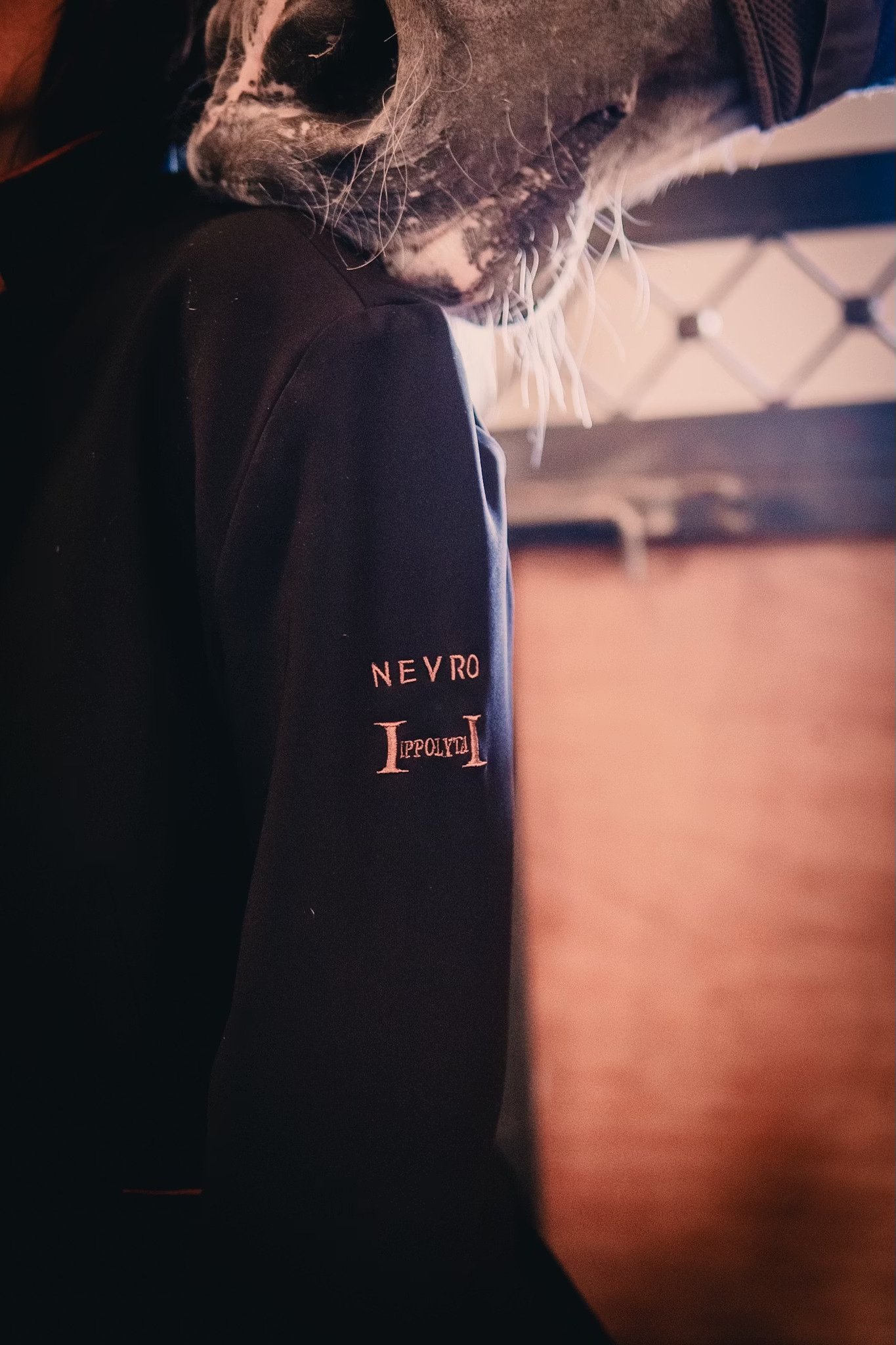NEVRO IPPOLYTA jacket sleeve